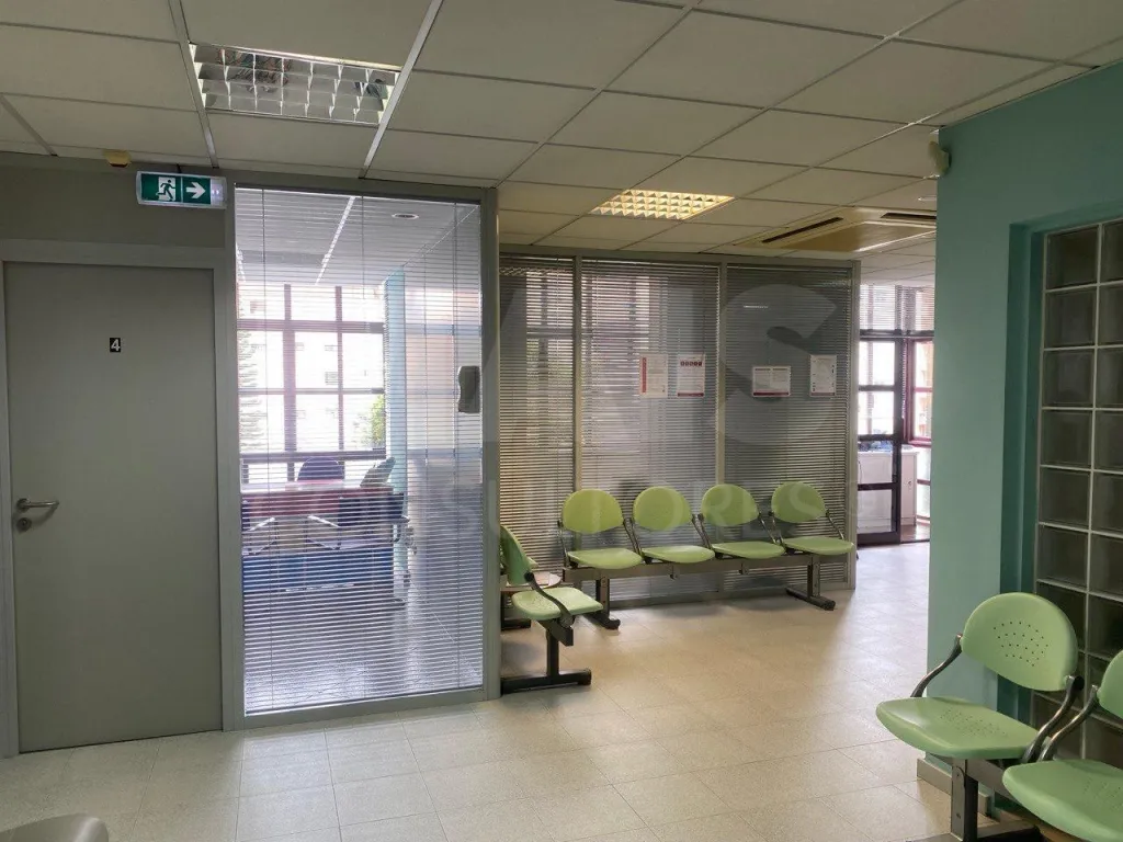 Espaço atualmente em uso com serviços clínicos e estéticos