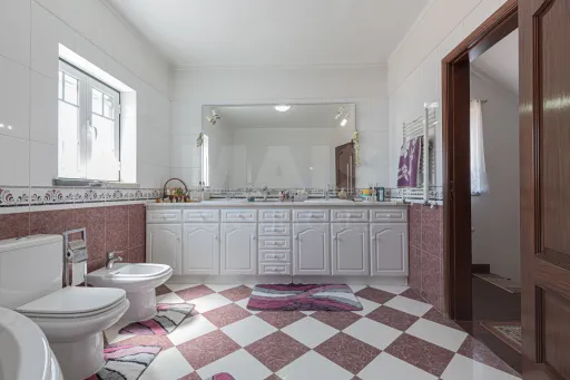 🏡✨ Moradia T4 em Alenquer com Piscina e Espaço de Convívio ao Ar Livre!