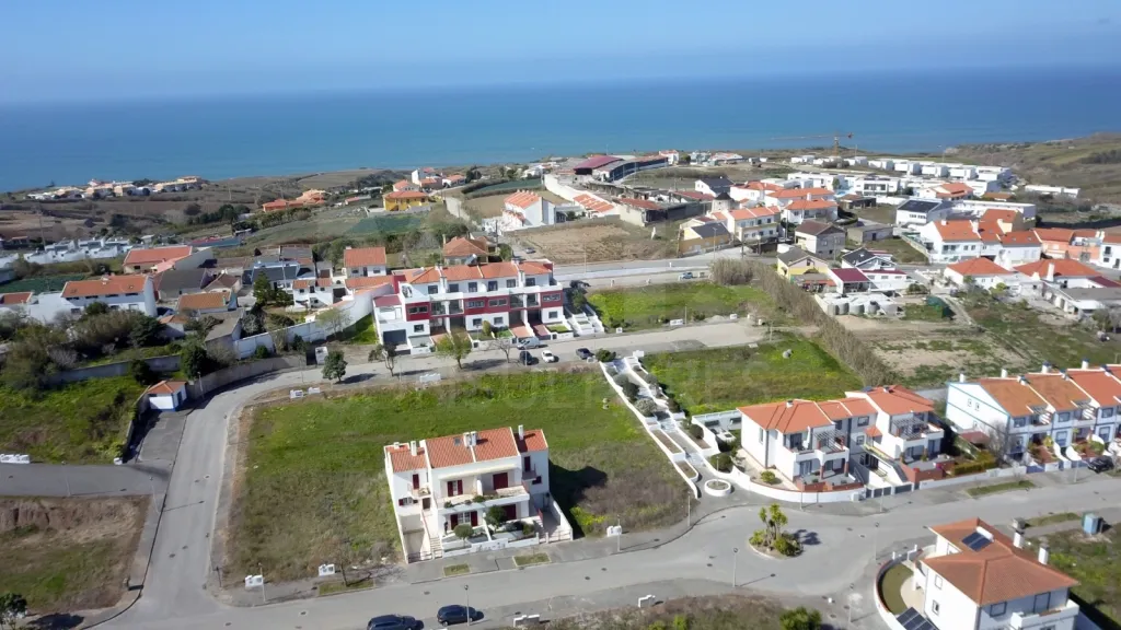 Plot of land for the construction of a detached single-family house in Atalaia