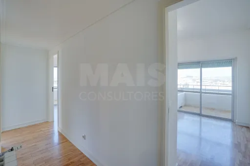T5 Junto ao metro do Lumiar com garagem e varandas