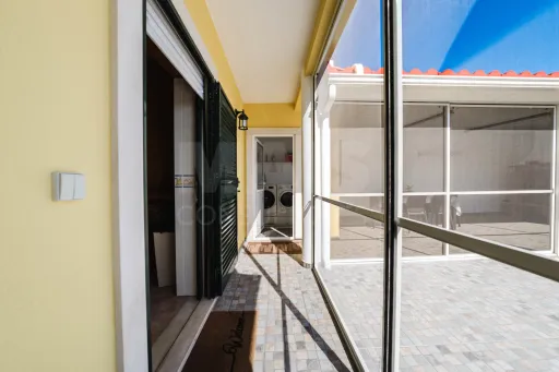 Moradia T3+1 pronta a habitar | Garagem fechada, pátio com churrasqueira e a 5 min das praias !