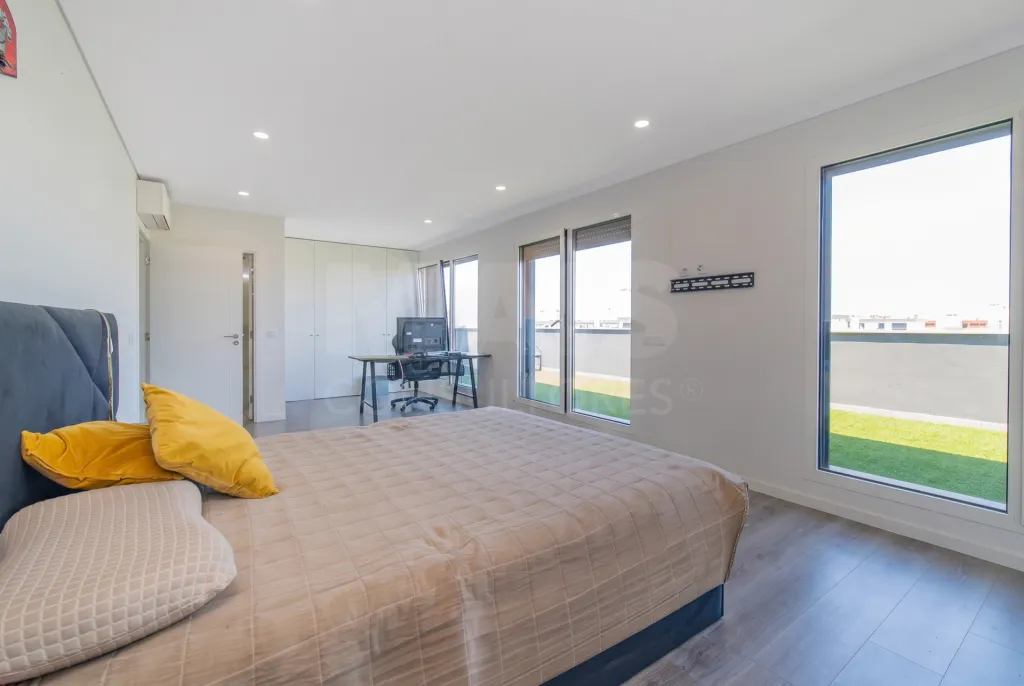 T4 Duplex com Vista Panorâmica sobre o Rio Tejo e Lisboa | Montijo
