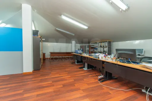 Moradia T4 com Piscina, 3 Garagens e Terreno de 3.179 m² em Almeirim