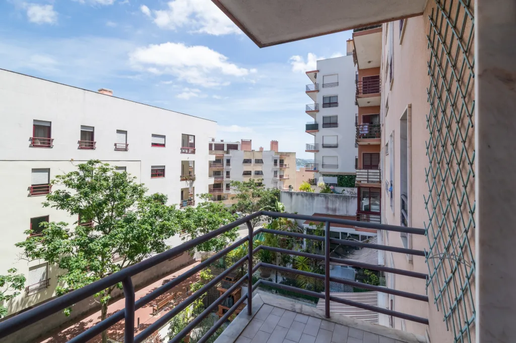 3-Bedroom Apartment in Linda-a-Velha