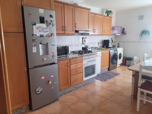 Spacious 3-bedroom apartment with suite, storage room and parking space in Carregado