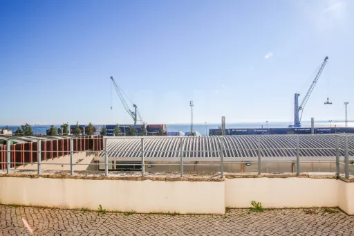 Apartamento com terraço e vista de rio