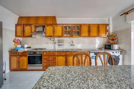 3 Bedrooms with 3 Balconies and Storage Room in Entroncamento | Premium Location