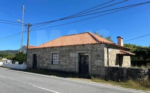 Moradia térrea em pedra pronta a habitar, próxima da praia de Vila Praia de Âncora