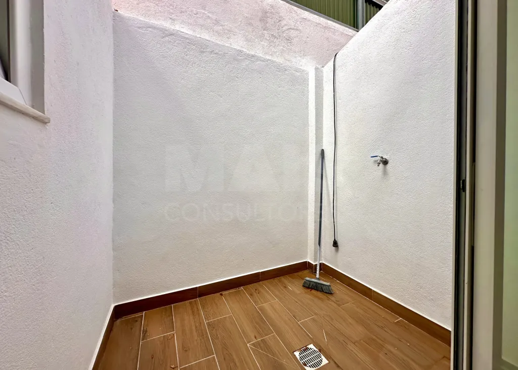 Moradia T3 em Banda Totalmente Renovada com Terraço - Avenidas Novas