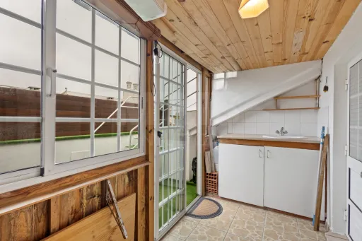 Moradia com 3 apartamentos e vista mar