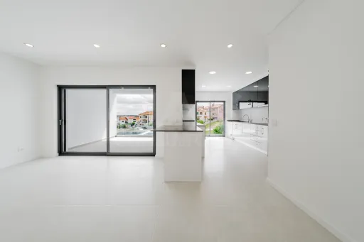 Moradia T3 Nova C/ Vista Mar, Piscina e Garagem, Areia Branca, Lourinhã