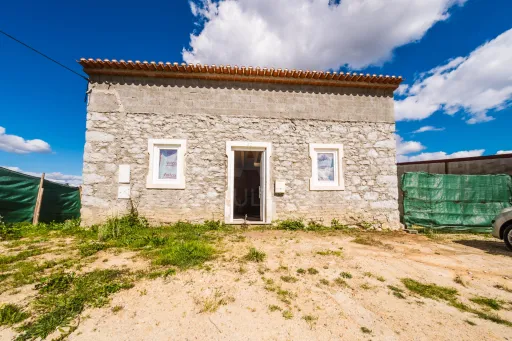 Moradia para remodelar em terreno com 1.809m2