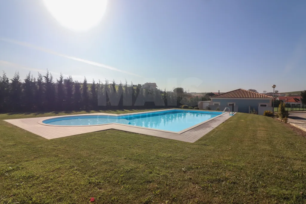 House 4 Bedrooms Juncalinho gated community