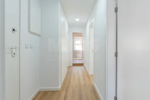 Apartamento T2 Totalmente Remodelado com Varanda no Coração de Alverca | Modernidade, Conforto e Localização de Excelência