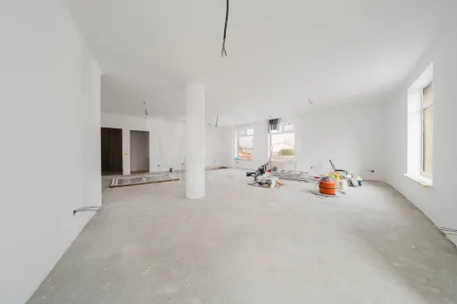 214 m² Store with Potential to Be Converted into a 4-Bedroom Apartment or Two Apartments – Excellent Investment Opportunity