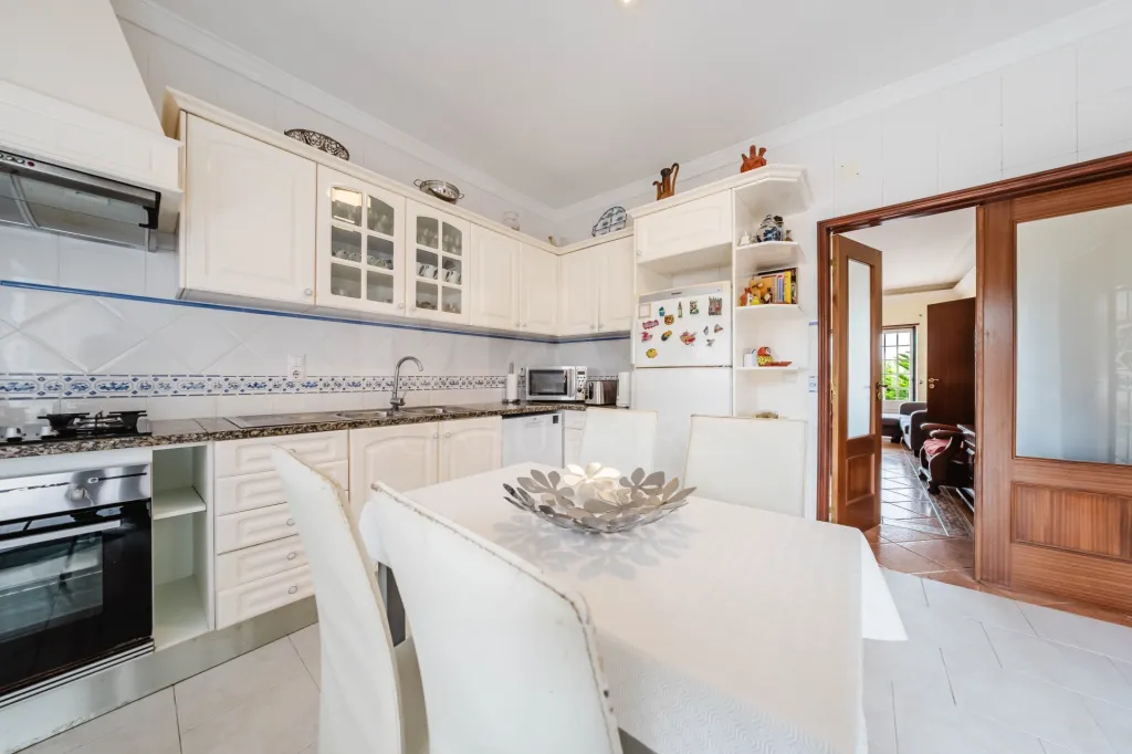 Moradia T5 com 2 Anexos em Terreno com mais de 1.400 m²