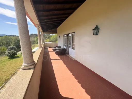 Herdade / Quinta com 25–27 ha, vinha em produção, olival e piscina – Serra da Estrela, Gouveia