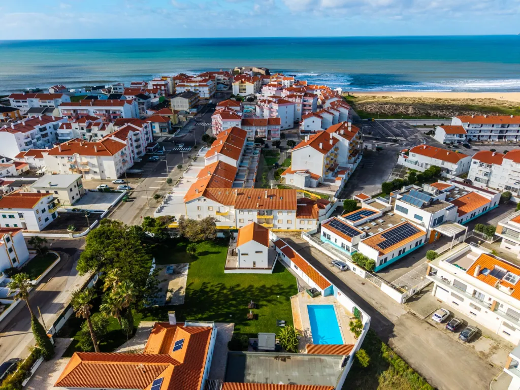 Café, Bar, Restaurante com 2 Salas e esplanada, a 50m da Praia!