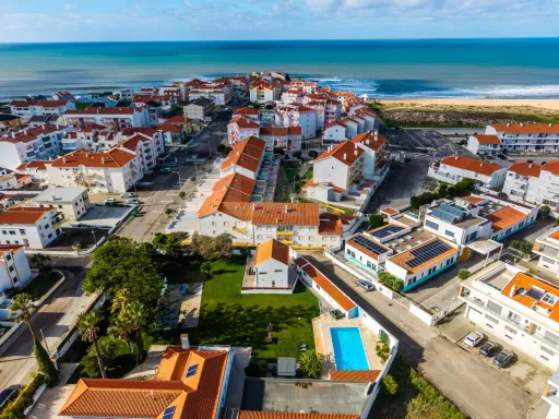 Café, Bar, Restaurante com 2 Salas e esplanada, a 50m da Praia!