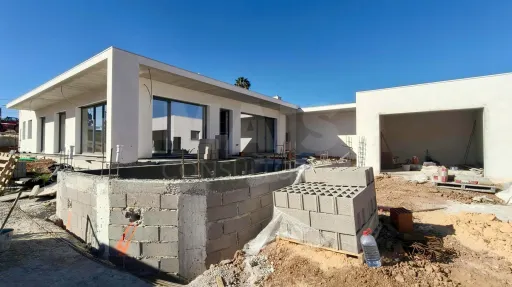 Moradia Térrea T4 com Suite Master, Piscina de Água Salgada, Garagem e Acabamentos Premium !