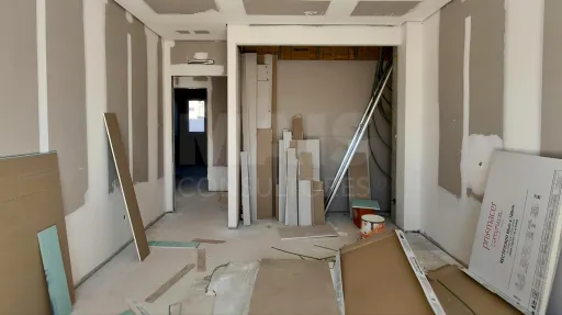 Moradia Térrea T4 com Suite Master, Piscina de Água Salgada, Garagem e Acabamentos Premium !