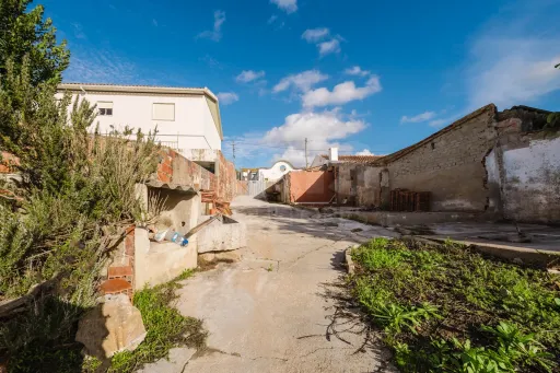 Quinta com duas moradias em ruína, poço e anexo com T0!