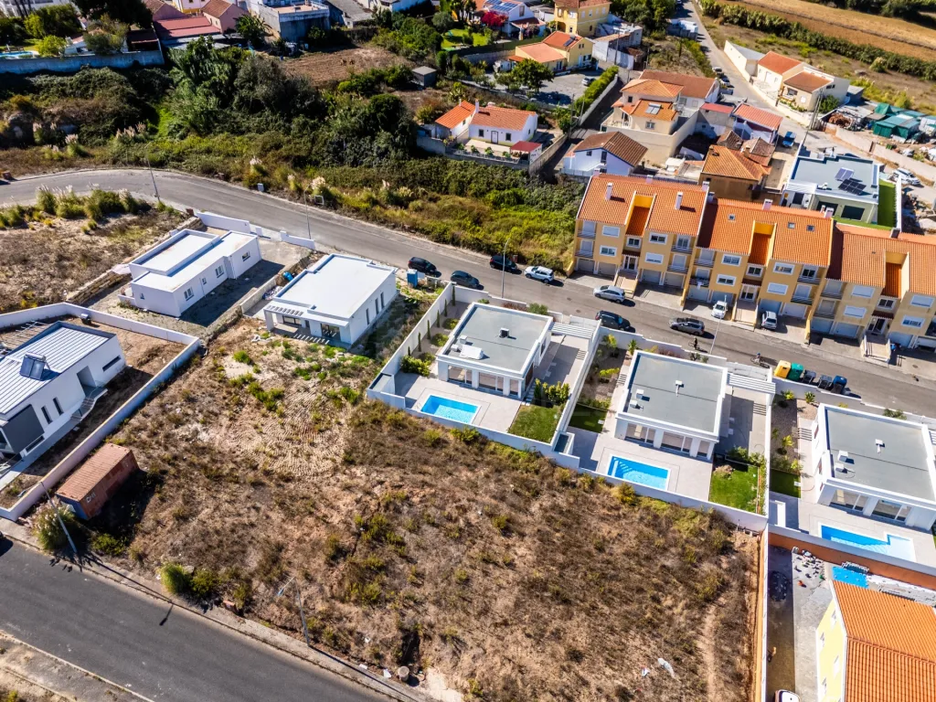 3 bedroom detached house with pool and garden !