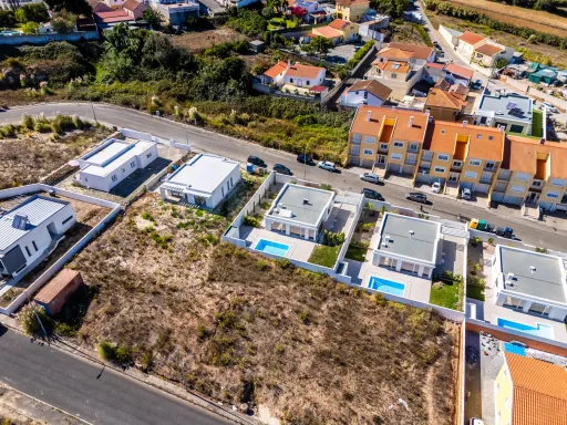 3 bedroom detached house with pool and garden !