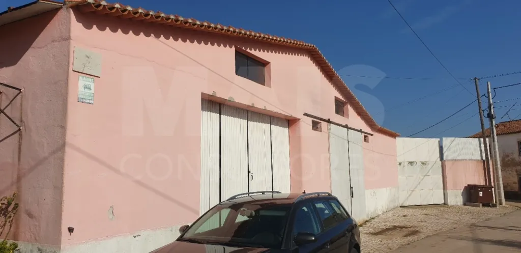 Moradia V 4 + Armazém + Casa Térrea de 45m2 em CASAIS ROMEIROS Santarém