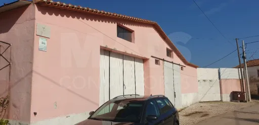 Moradia V 4 + Armazém + Casa Térrea de 45m2 em CASAIS ROMEIROS Santarém