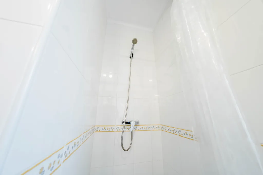 Moradia exclusiva com piscina aquecida, suite, garagem e jardim deslumbrante