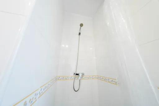 Moradia exclusiva com piscina aquecida, suite, garagem e jardim deslumbrante