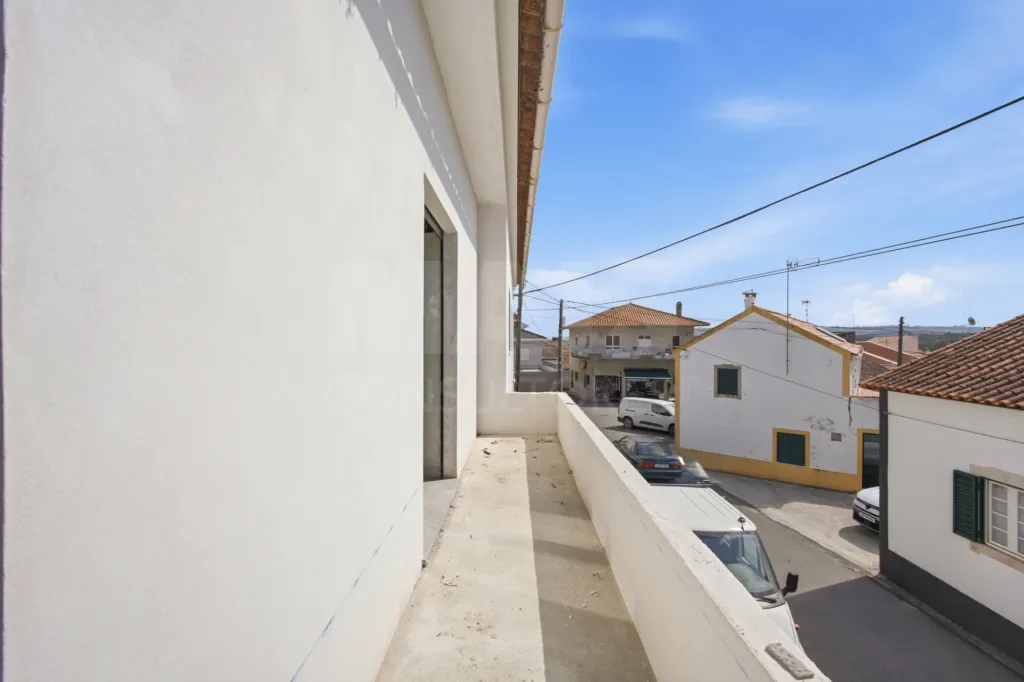 Apartamento T4 com quintal e estacionamento