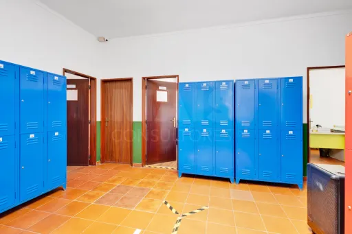 Edifício de 2 pisos em lote de 3750m2 em Peniche
