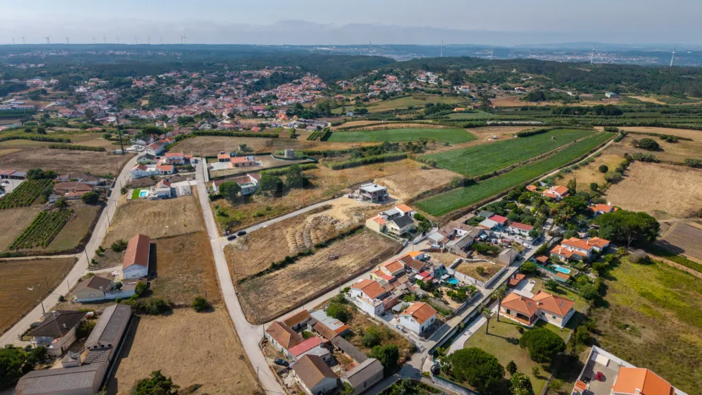 Moradia T4 nova com piscina em terreno de 2200m2