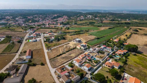 Moradia T4 nova com piscina em terreno de 2200m2