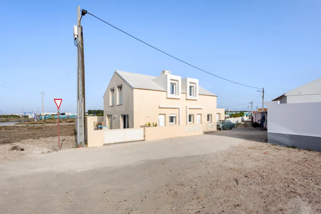 Moradia T2 com quintal e vista mar junto aos Supertubos