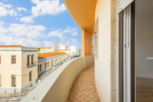 Apartamento T2 remodelado com 2 wc e varanda