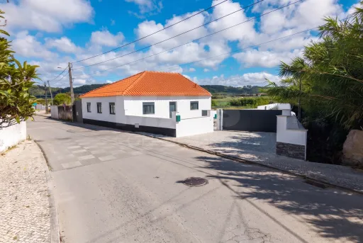 Moradia T2+1 totalmente remodelada com garagem e sótão em Alfeizerão