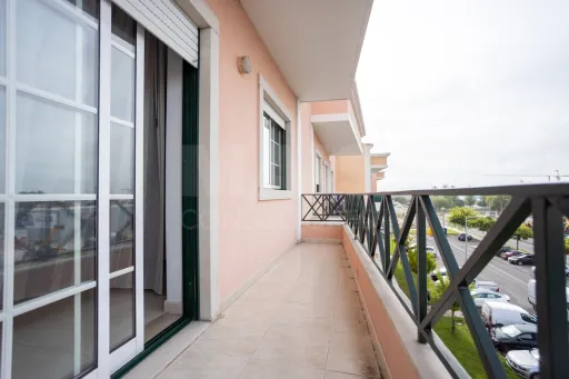 Apartamento T3 com excelente localização no Porto Alto