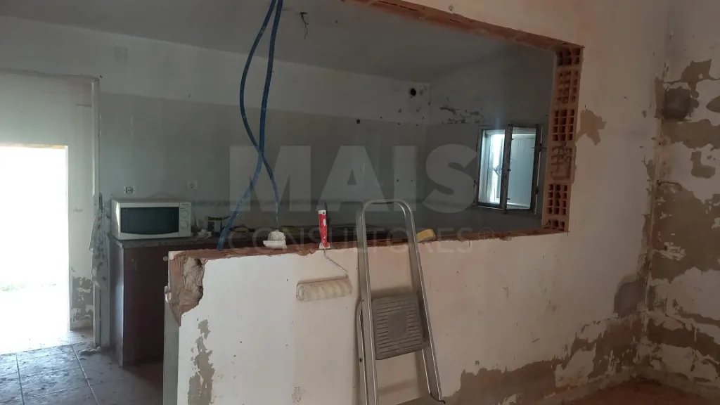 Moradia T2 para remodelar a 50 minutos de Lisboa