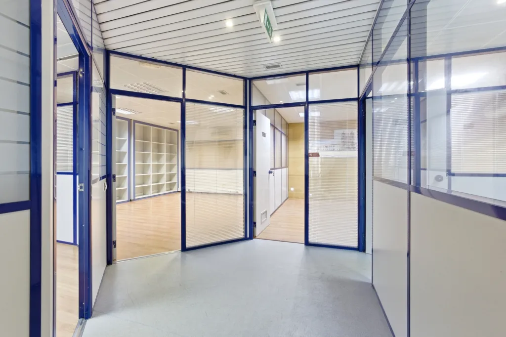 Loja e cave para serviços no centro de Alcobaça