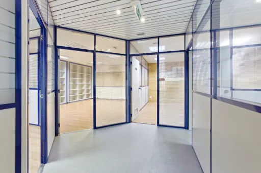 Loja e cave para serviços no centro de Alcobaça