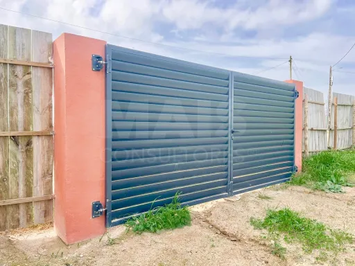 Rustic land with infrastructure and 2 prefabricated houses| 2 accesses | 500m from Almagreira beach