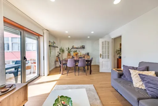 Apartamento T3 Renovado com Garagem Box – Cidade Nova, Caldas da Rainha