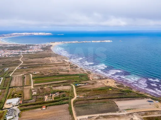 Land located a few meters from Almagreira Beach