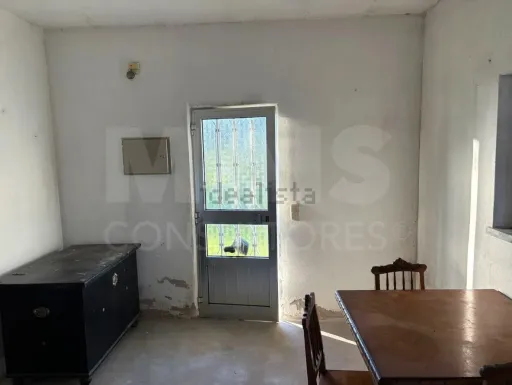 Casa antiga com terreno amplo em Salir de Matos
