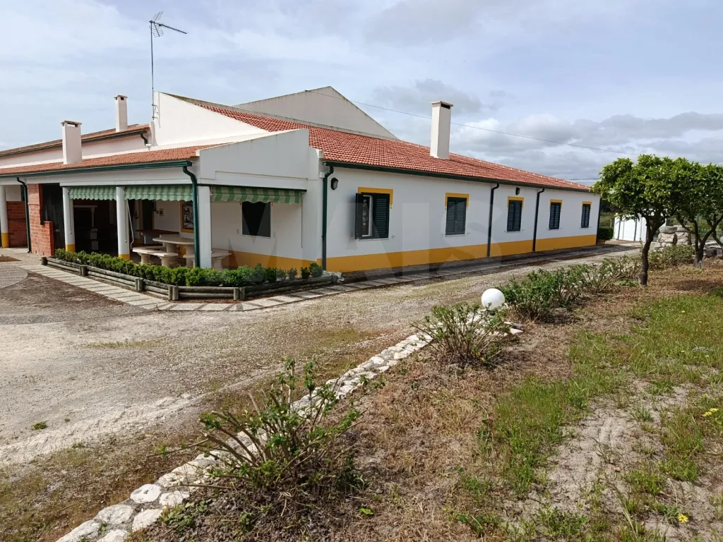 Propriedade com Piscina e Instalações Equestres – Um Refúgio Tranquilo com Potencial de Expansão