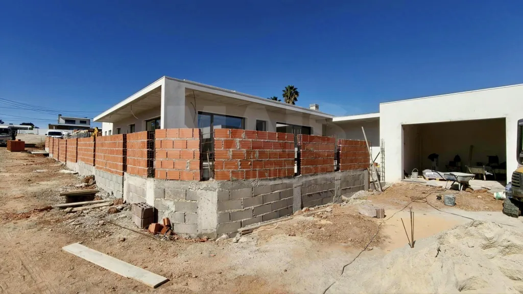Moradia Térrea T4 com Suite Master, Piscina de Água Salgada, Garagem e Acabamentos Premium !
