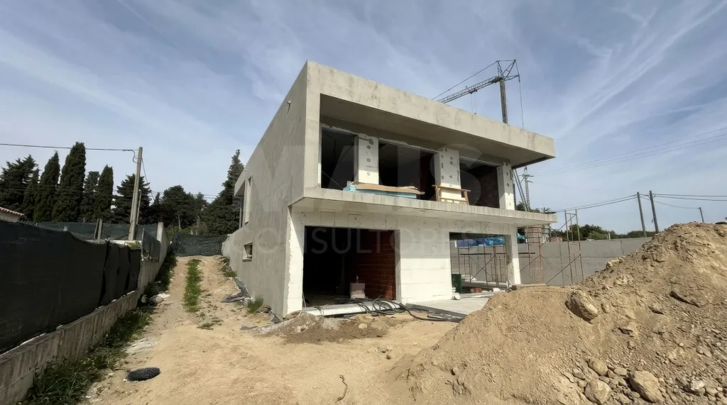 Moradia NOVA T3+1 com piscina e jardim